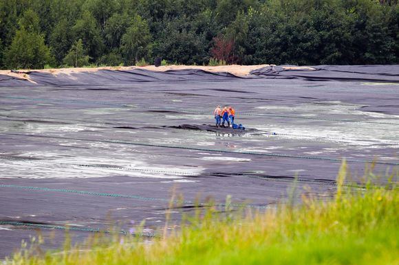 Kariotiškių sąvartyne šiukšlių nesimato, čia baigiami dumblo kaupyklos uždengimo darbai.