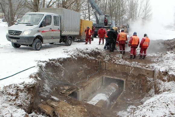 Avarija šilumos tinkluose Savanorių prospekto ir Vilkpėdės gatvių sankryžoje. 