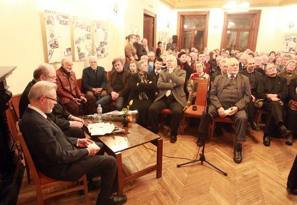 Irmanto Gelūno/15min.lt nuotr./Rašytojui Algimantui Zurbai – sveikinimai 70-mečio proga.