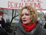 Irmanto Gelūno/15min.lt nuotr./Trečiadienį sostinėje, prie paminklo ra&scaron;ytojai Žemaitei vyko teatralizuota akcija, skirta tarptautinei kovos su smurtu prie&scaron; moteris dienai paminėti.