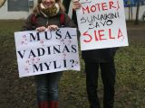Irmanto Gelūno/15min.lt nuotr./Trečiadienį sostinėje, prie paminklo rašytojai Žemaitei vyko teatralizuota akcija, skirta tarptautinei kovos su smurtu prieš moteris dienai paminėti.