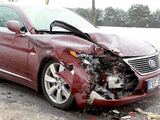 Vilniuje „Lexus“ rėžėsi į stovintį „Renault“