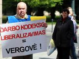 Profsąjungiečiai piketavo prie ministerijų