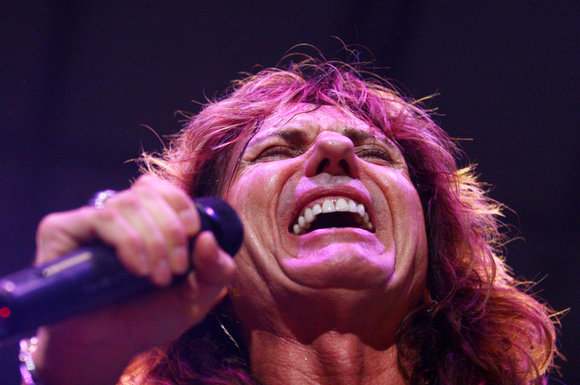 Vokalistas Davidas Coverdaleas atsisveikindamas sakė: „Būkit saugūs ir laimingi“.