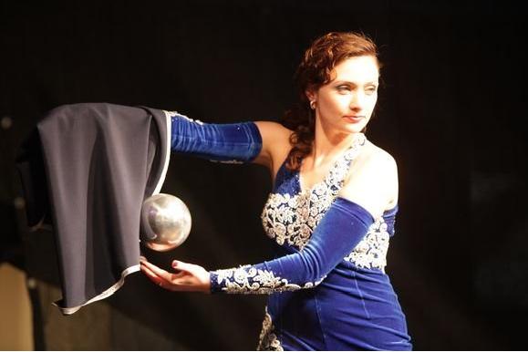  Svečius burtais apgaubs magijos teatras „DiArchy“.