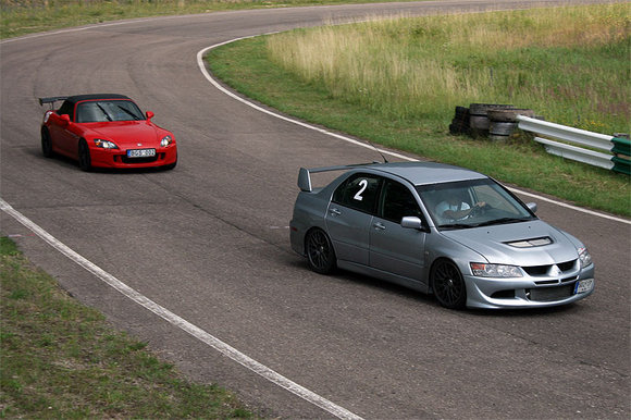 S2000 ir  EVO VIII lenktyniauja