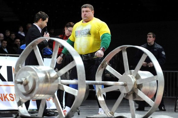 Savickas iškėlė 212,5 kg svorį ir pagerino sau pačiam priklausiusį šios rungties rekordą (202,5 kg).