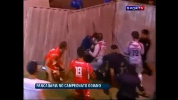 Futbolininkų muštynės su sirgaliais
