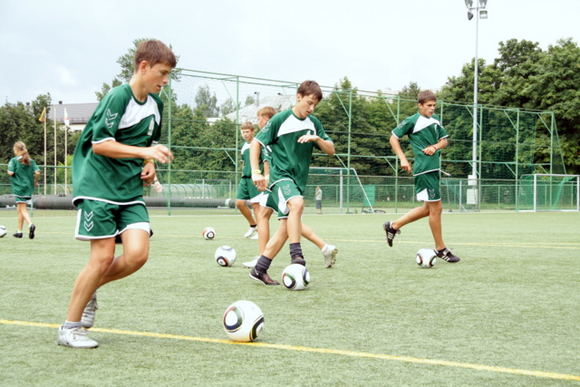 Lyderiai žaidžia futbolą.