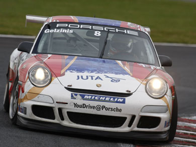 Tarp 27 „Porsche“ bolidus vairuojančių vyrų ir Kauno automobilių sporto klubo „Juta Racing“ nariai - Jonas Gelžinis bei Tautvydas Barštys.