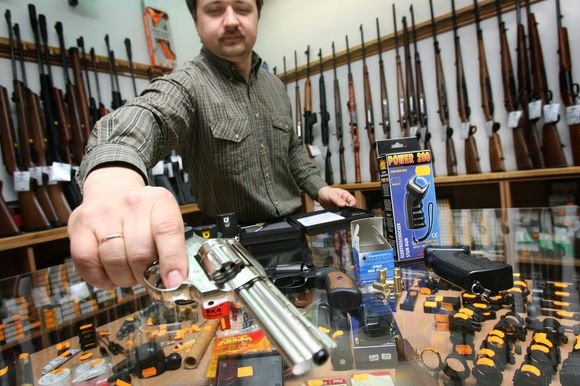 Įsigyti savigynai ginklą kainuoja 80-700 Lt. Tačiau visada verta pagalvoti, ar esi pasirengęs kartu su juo prisiimti ir atsakomybę.