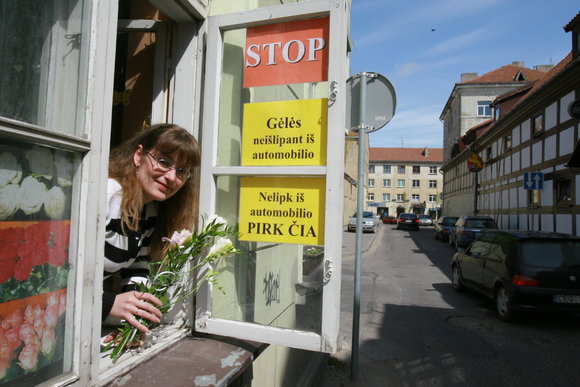 Senamiestyje gėlių galima įsigyti ir neišlipant iš automobilio, taip bandoma privilioti vairuotojus, dėl naujojo mokesčio vengiančių senamiesčio gatvelių. 