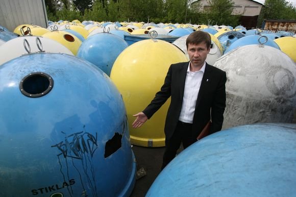 „Švaraus miesto“ direktorius R.Notkus pasakojo, kad iš Žirmūnų surinktus konteinerius ketinama sustatyti kitose bendrovės aptarnaujamose – „Rasų valdos“ ir atskirų bendrijų – teritorijose. 