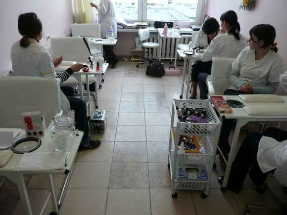 Šiame ankštame manikiūro kabinete, pasak VŽDRMC mokinių, nuolat stovi šeši darbo staliukai. Ketvirtadienį, įstaigoje apsilankius „15min“ žurnalistei, jų tebuvo keturi. 