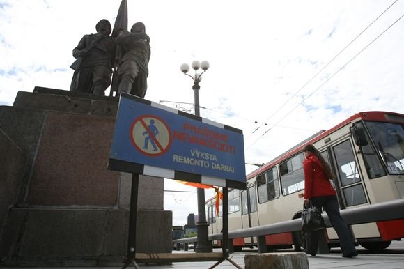 Sutrūkinėjusios Žaliojo tilto skulptūrų siūlės bus virinamos išimties tvarka, mat jų būklė avarinė.