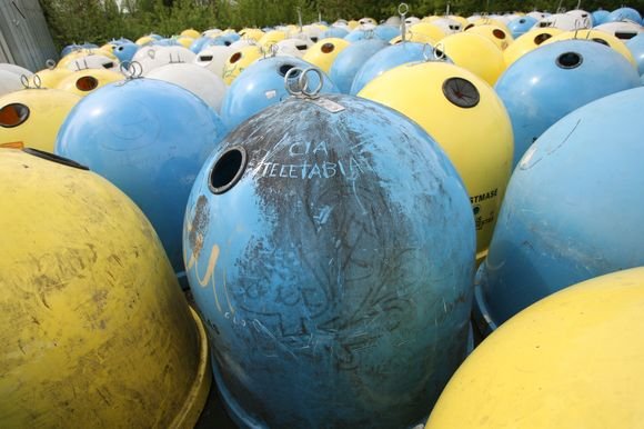 Šiuo metu, kol miestas nesuskirstytas teritorijomis, skirtingų šiukšles išvežančių įmonių konteineriai stovi vienas šalia kito, todėl tvarkos aplink juos trūksta. 