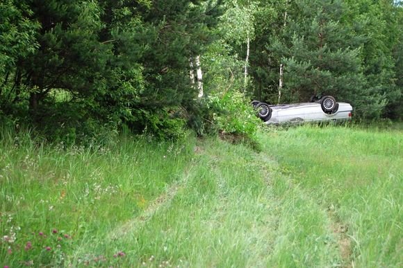 BMW nulėkė nuo kelio