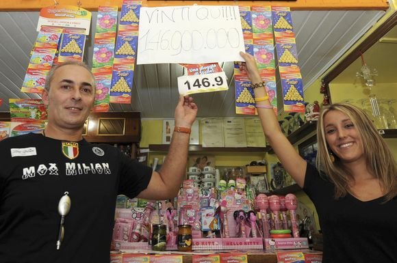 Barmenas G.Simonetti, kurio įstaigoje nupirktas laimingasis bilietas, teigia sulaukęs šimtų laiškų ir skambučių.