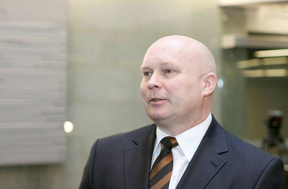 „Aš, kaip žmogus, galiu sakyti: taip, tai tas žmogus! Bet kaip pareigūnas, aš neturiu ant stalo oficialaus dokumento, kad čia Drąsius Kedys“, – trečiadienį pavakarę sakė laikinasis Generalinės prokuratūros vadovas R.Petrauskas.