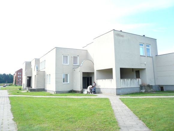 Druskininkų savivaldybėje, Viečiūnuose, 7 šeimos jau apsigyveno naujame socialiniame būste, kuriam pritaikytos kurį laiką visai nenaudotos administracinės patalpos.