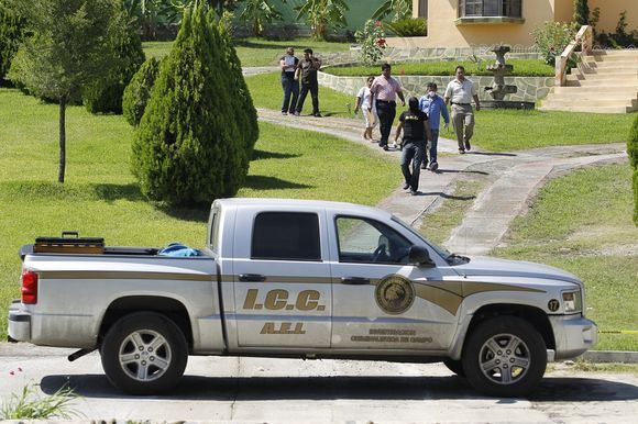 Policijija prie Edelmiro Cavazos namų