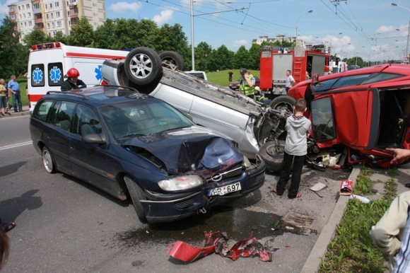 Mersedeso ir dviejų opelių avarija