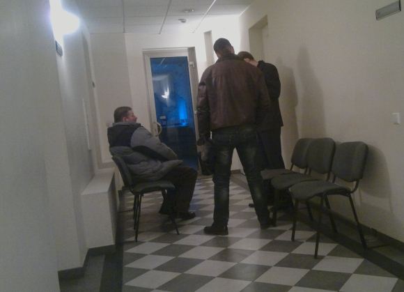 Sauliaus Chadasevičiaus/15min.lt nuotr./Pasidomėti teismo verdiktu trečiadienio rytą atvyko nuteistojo pusbroliu prisistatęs vyriškis. Pats nuteistasis išklausyti nutarties nepageidavo.