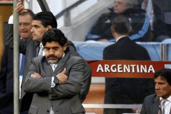 Diego Maradona ir jo reakcija į įvykius aikštėje.