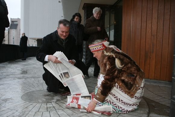 SEB banko prezidento patarėjas G.Nausėda padėjo surinkti ant žemės pabirusią agitacinę medžiagą.