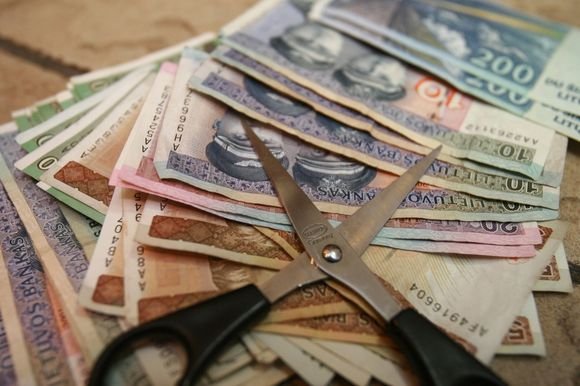 LLRI ekspertė Kaetana Leontjeva teigia, kad  viena iš esminių biudžeto ydų – abstraktūs programų tikslai, uždaviniai ir priemonės.