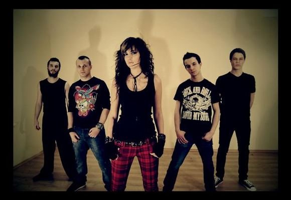 „Nu metal“ stiliui prijaučiantys „Carnivora blooms“ išsiskiria jaunatviška energija, o jų kūryboje atsispindi skirtinga grupės narių patirtis.