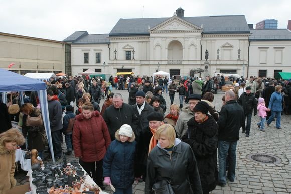 Pernai Kaziuko mugėje savo gaminius siūlė iš įvairių Lietuvos vietovių atvykę tautodailininkai.