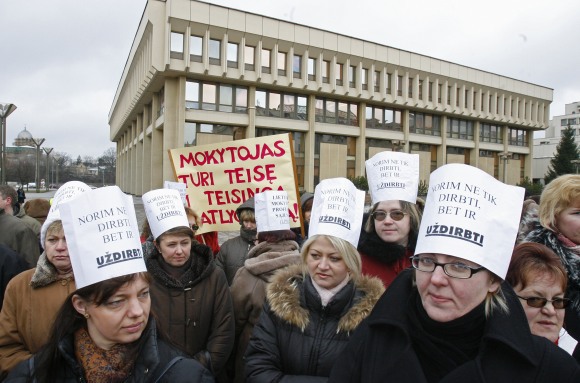 Mokytojai protestuoja prie Seimo dėl nedidinamų algų