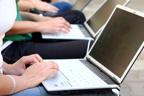 Žinojimas, jog socialiniame tinkle yra galimybė pateikti save taip, kaip tik norima, suteikia žmogui didesnį kontrolės, galybės ir savo vertės pojūtį.