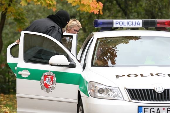 Išvežama D.Kedžio dukrelė ir jos globėja.