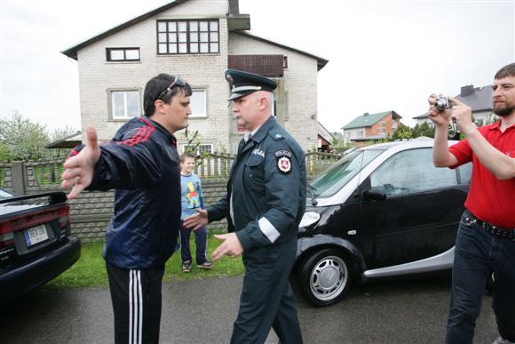 Žmonės neįleido antstolio į Kedžių namą