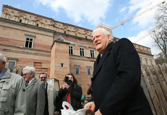 Algirdas Brazauskas aktyviai rūpinosi, kad būtų atstatyti Valdovų rūmai.