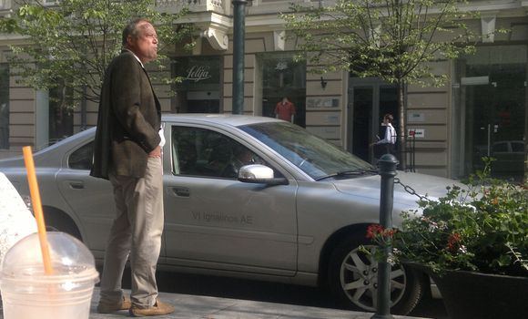 Ignalinos AE generalinio direktoriaus patarėją Franką Karsteną kavos išgerti atvežė įmonei priklausantis automobilis. 