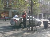 15min.lt/Liepos Žalnienės nuotr./Ignalinos AE generalinio direktoriaus patarėją Frankas Karsten kavos i&scaron;gerti atvežė įmonei priklausantis automobilis.