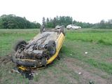 Klaipėdos rajone automobilis nulėkė nuo kelio ir vertėsi ant stogo