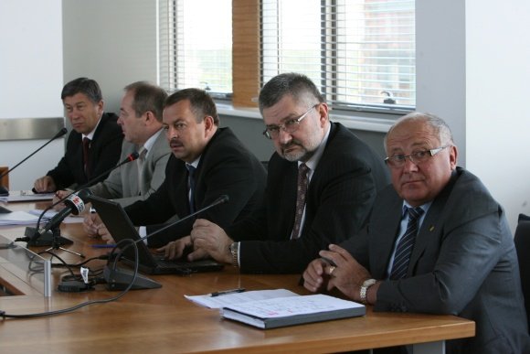 Vilniaus mero Viliaus Navicko (centre) teigimu, „dabar vicemerų atsakomybė milžiniška, o atlyginimas mažesnis negu departamento vadovo“.