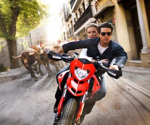 Filme „Kaip diena ir naktis“ vaidina C.Diaz ir T.Cruise‘as.