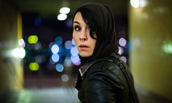 Filme „Mergina su drakono tatuiruote“ vieną pagrindinių vaidmenų atlieka švedų aktorė Noomi Rapace.