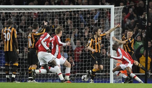 Pergalingą įvartį W.Gallasas (antras iš dešinės) įmušė būdamas nuošalėje, tačiau nepaisant visų „Hull City“ žaidėjų protestų, įvartis buvo įskaitytas.