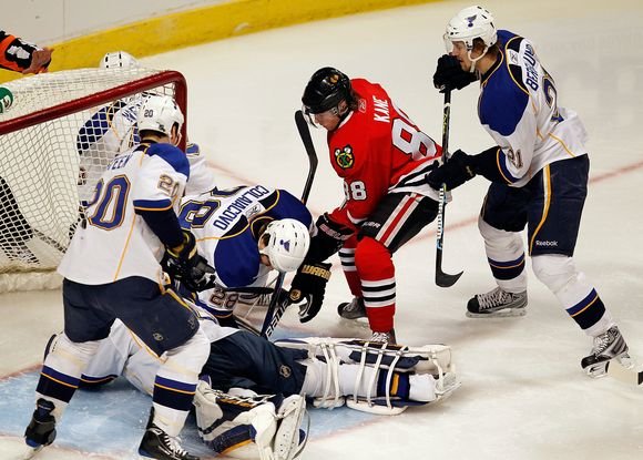 „Blackhawks“ (raudona apranga) neprilygo „Blues“ ledo ritulininkams.