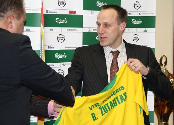 Vasario mėnesį rinktinės treneriu paskirtas R.Žutautas pirmą kartą vienuolikei vadovaus antradienį Ukrainoje.