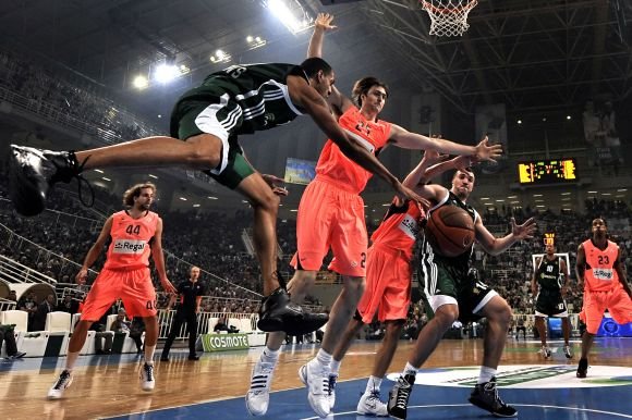 „Barcelona“ (rožinė apranga) krepšininkai užtrenkė „Panathinaikos“ klubui duris į kitą etapą