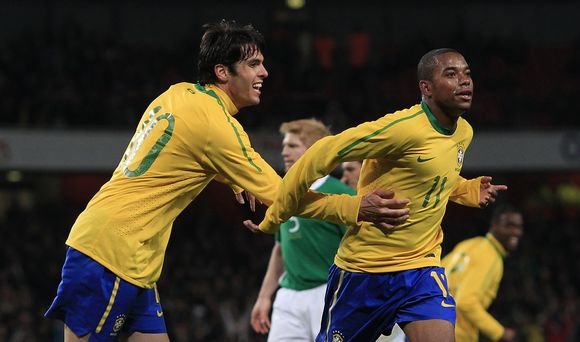 Kaka sveikina antrąjį varžybų įvartį įmušusį Robinho (dešinėje).