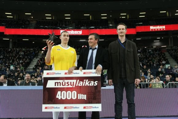 G.Andrijauskas (kairėje) džiaugiasi nugalėtojo prizais