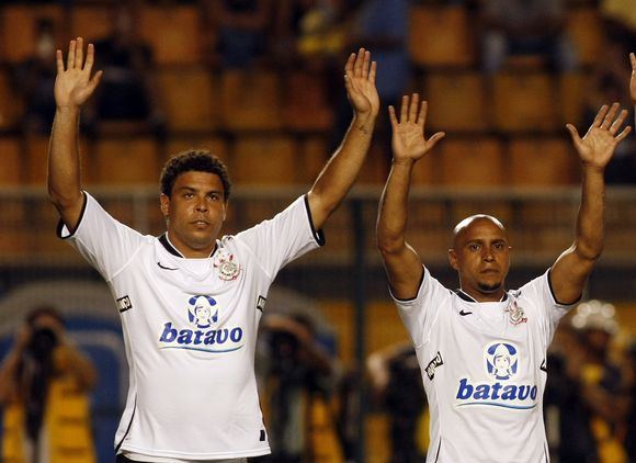 Ronaldo (kairėje) laimėjo lažybas prieš Roberto Carlosą